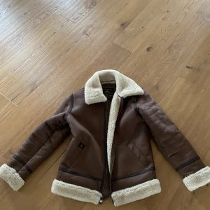 Alpha Industries Pälsjacka - NYSKICK - Extremt skön between seasons jacka. Väldigt stilren samt mysig. Först till kvarn får bästa pris!   • Unisex storlek M    • Använd 1 gång    • Frakt tillkommer 
