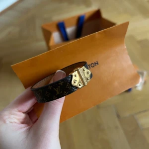 Armband - Louis vuitton  - Säljer mitt nano monogram armband från Louis Vuitton - köpt 2022 för 2350kr  Kvitto visas vid intresse.  Armbandet är i mycket bra skick och har knappt vart vid användning!  Finns ej att köpa i butik.