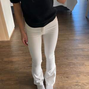 Vita bootcut jeans ifrån Gina , sitter jättebra men har aldrig kommit till användning 🤍 dom passar även 34