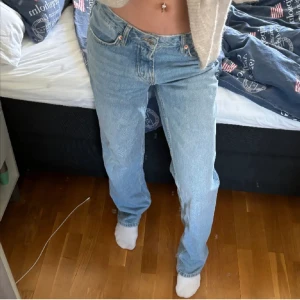 Low waist jeans - (Lånad bild av @tildebellmann)Ett par Low waist jeans i superfin färg som är perfekt till våren. Knappt använda, inga defekter💘
