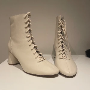 Boots zara - Beiga boots från zara i storlek 37. Helt nya 