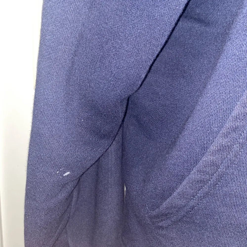 Tjena, säljer min marinblåa Von Studio zip hoodie i storlek M, med alla Rhine Stones kvar, skicket enligt mig är en 8/10, se defekt på bild 3, en liten vit målarfärgs fläck vid höger underarm, vid frågor och funderingar är det bara att höra av sig. Tröjor & Koftor.