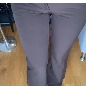 Lågmidjade kostymbyxor  - Bruna lågmidjade kostymbyxor ifrån Nelly! Använd ett fåtal gånger🤎på bild nr 2 framgår färgen 
