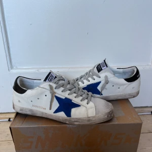 Golden goose skor - Säljer nu dessa fruktansvärt snygga Golden goose superstars i storlek 42. Skick: 9/10! Äkthetsbevis på bild 3!