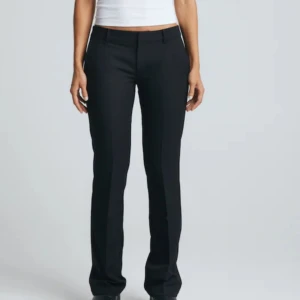 Lågmidjade kostymbyxor  - Ett par bikbok kostymbyxor i modellen Vera, i vädligt bra skick. Knappt använda pga att dom är för små.