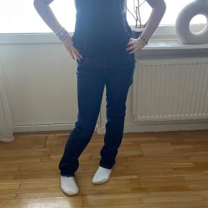 Mid waist/Low waist jeans i storlek 31/32☺️säljs av mig eftersom de är för små för mig Pris går såklart att förhandla 