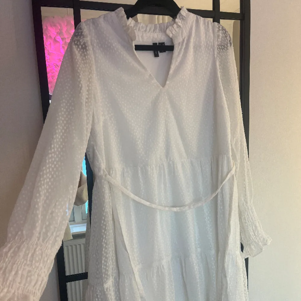 Hej! Säljer denna vita klänningen från vero Moda. Perfekt till studenten eller skolavslutning. Hör av dig för fler bilder 🩷. Klänningar.