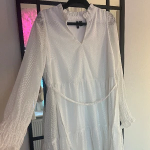 Vit klänning  - Hej! Säljer denna vita klänningen från vero Moda. Perfekt till studenten eller skolavslutning. Hör av dig för fler bilder 🩷