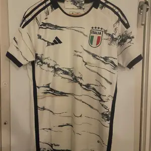 Blå och vit Italien fotbolls tröja, skönt material storlek M kan även passa dig som har storlek L