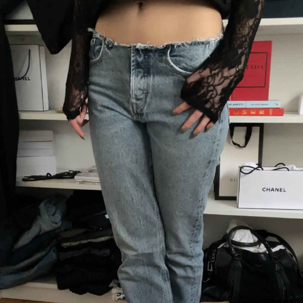 Jättecoola jeans med sliten detalj vid midjan. De passar mig bra och jag har 36 i jeans. Jag är 170 och de passar mig jättebra i längden. Skriv för fler bilder!🫶. Jeans & Byxor.