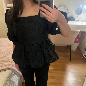 Söt topp  - Supersöt topp från hm med jättefint mönster storlek xs