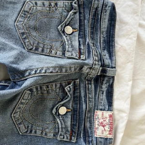 True religion jeans - Super coola och trendiga low och bootcut jeans från true religion🌟 Köpte här på Plick och har personligen inte använda super mycket. Kontakta ifall frågor😽