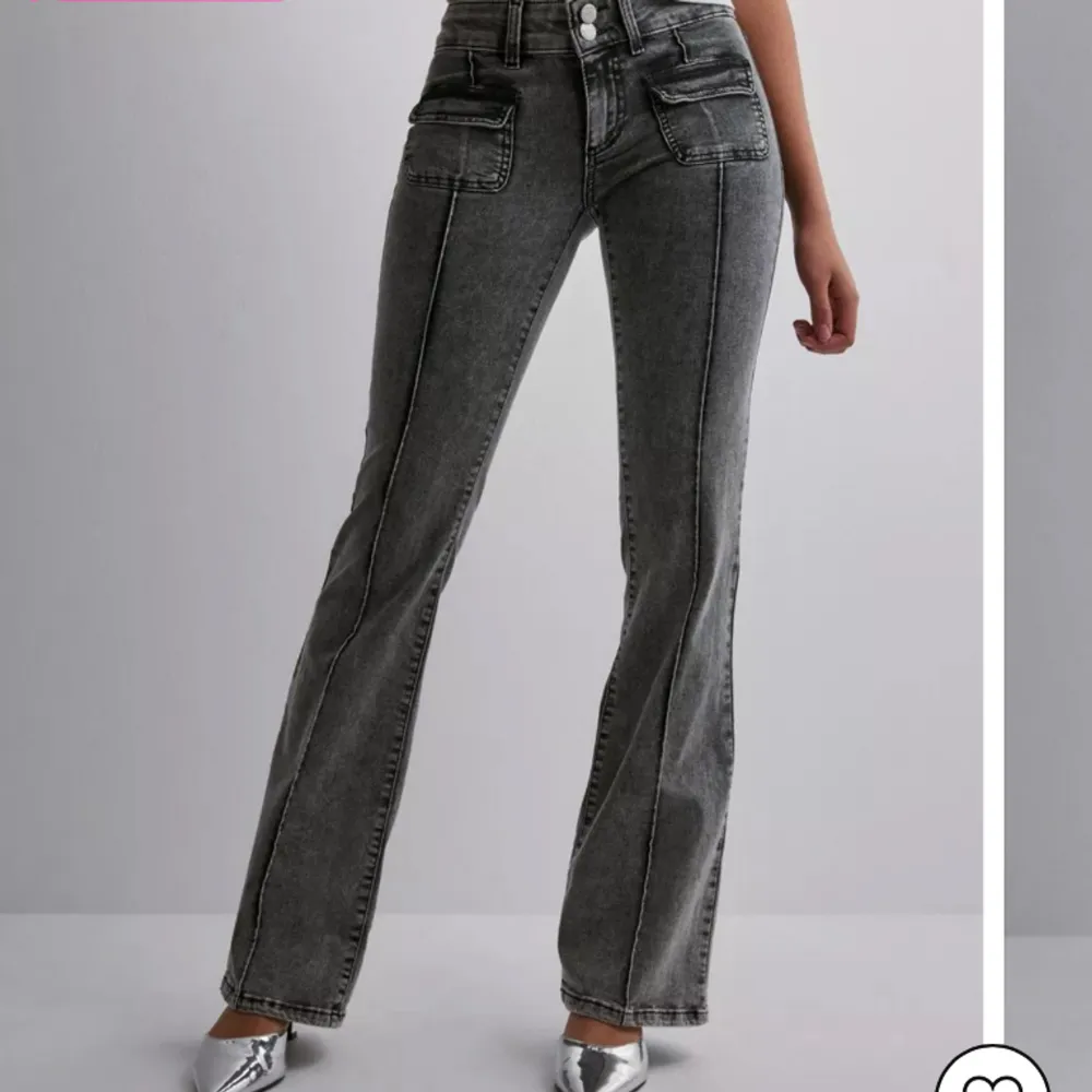 Säljer dessa slutsålda och as snygga jeansen från Nelly!!! Knappt använda och i nyskick!  Köparen står för frakten ♥️ nypris 699. Jeans & Byxor.