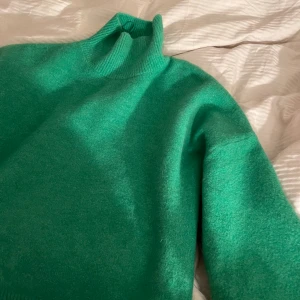 Stickad tröja - Säljer denna stickade tröja från zara💚 Kontakta mig vid intresse, frakten tillkommer och är spårbar 💚