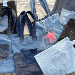 Jeansväska - Jag och min kompis syr väskor av gammla jeans som man kan ha som skolväska eller annat! Skriv om ni vill köpa en så kan jag sy efter era preferenser💙🦋🩵