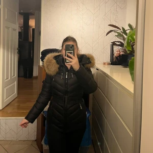 Hollister jacka - Äkta hollister jacka med äkta päls. Väldigt varm och skön jacka som tillkommer med ett bälte runt midjan som man kan välja att ha kvar eller ta bort. Storlek 34/36 och priset kan diskuteras 