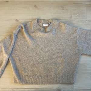 Beige stickad tröja  - En beige jätte fina stickade tröja från weekday, andvänt ett fåtal gånger, storlek S