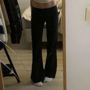 Kostymbyxor - Supersnygga lågmidjade kostymbyxor från orsay💕innerbenslängd ca 80 cm och midjemått rakt över ca 37 cm🫶🏼