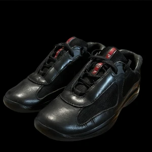 Prada americas cup - Ett par feta svarta vintage prada americas cup sneakers i storlek 41. Cond 7/10 ingeg märkvärdigt med tanke på åldern. Pris kan självklart diskuteras vid snabb affär