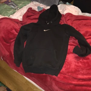 Nike tröja JUNIOR stl M  - Använd Niketröja men ändå i bra skick.  Storlek junior M (se storleksguide på bild två)