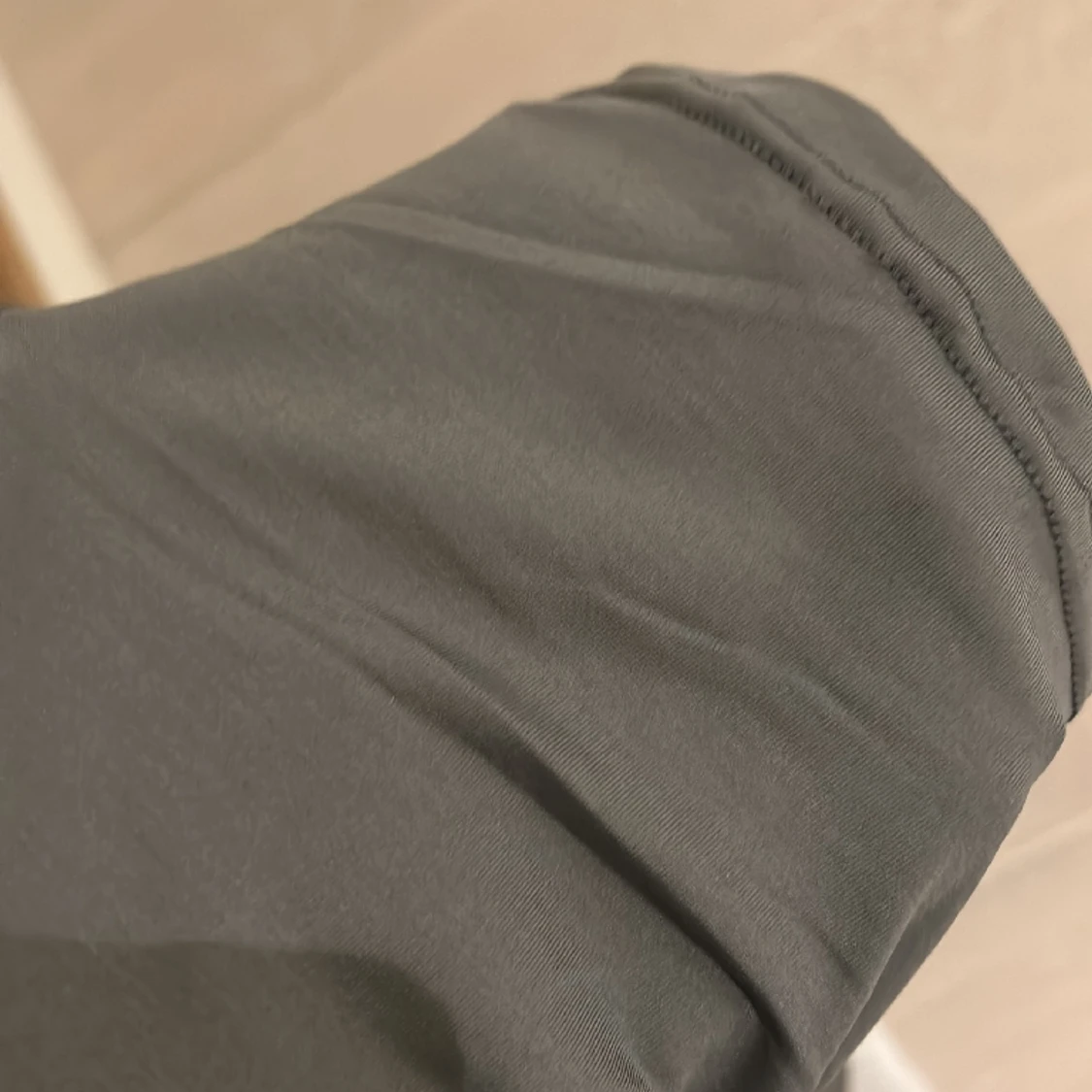 Grå lång armad tröja i glansit matrial  - 2