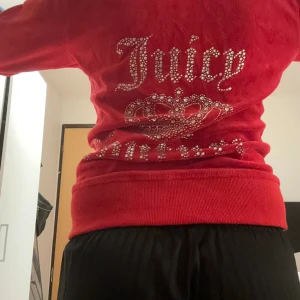 Juicy couture hoodie  - Snygg juicy coture tröja, röd💋👠