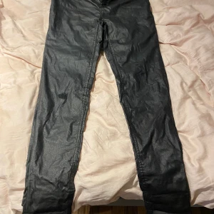 Skinnbyxor - Skinnbyxor dom var nytvättade på bilden där av lite skrynkliga annars är dom jätte fina 