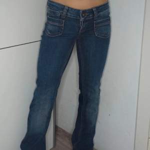 Super snygga bootcut jeans från Only. Köpt från vinted men var för långa för mig. Innerbenslängden är 87 cm🫶🏼