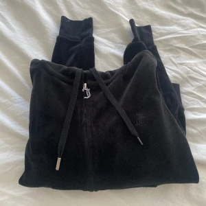 juciy couture kofta  - ny pris 1200. tappad detalj vid snören (se bild 2) därav priset! så mysig🫶🏻 pris går och diskutera 