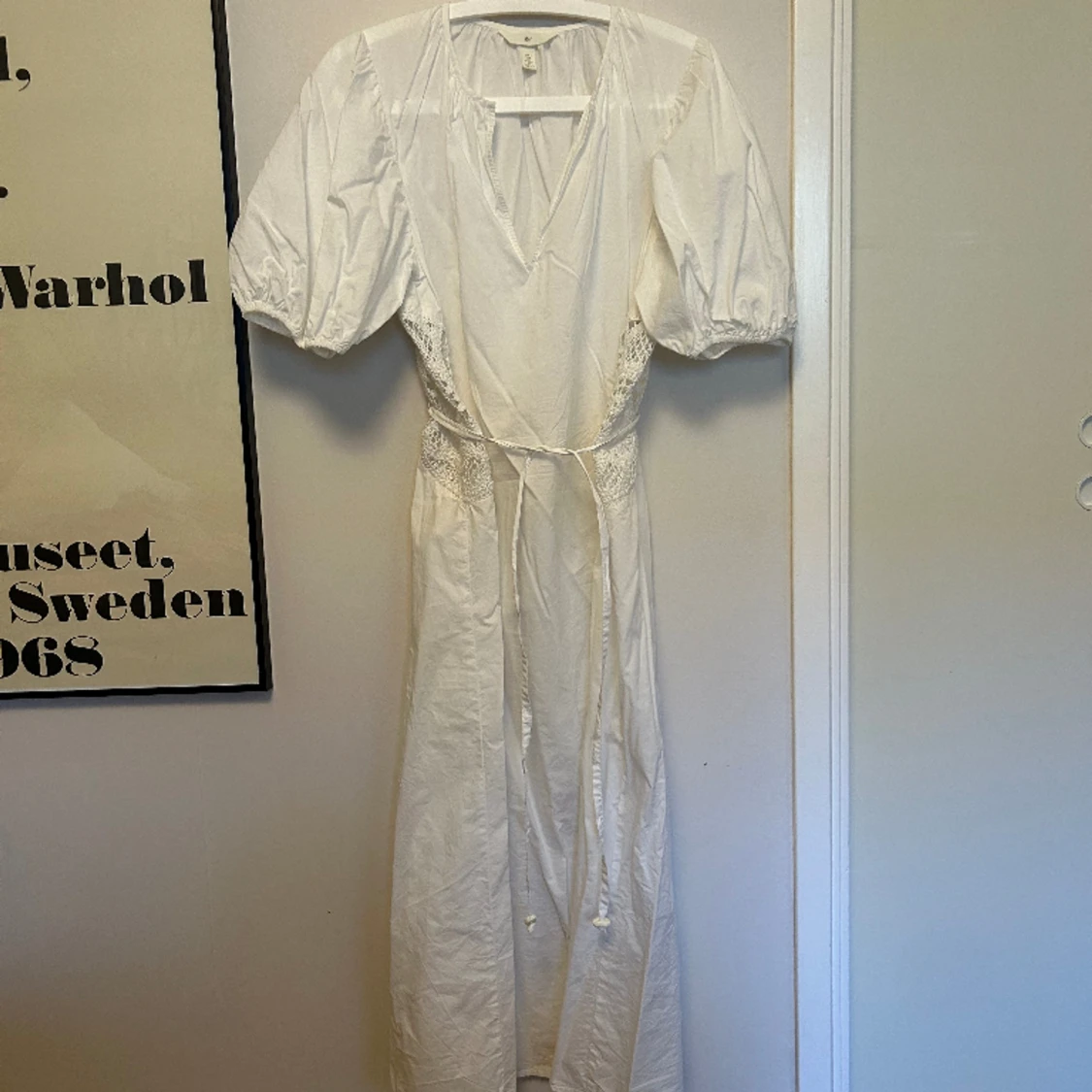 Vit klänning med brodyr