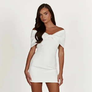 Enkel och elegant vit miniklänning, studentklänning - Vit minidress som tyvärr var för liten vid bysten för mig. Köpt från Australien plus frakt och tull. Var tänkt som min studentklänning men ska absolut köpa större för denna är så vacker 😍