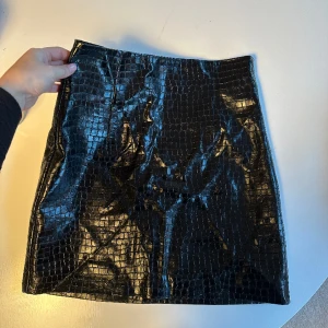 Fair läder kjol Zara - Kjol från Zara. Storlek medium