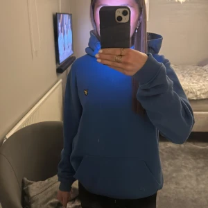 Blå hoodie - Bra skick men ett litet hål vid mudden, se bild