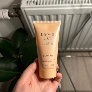La vie est belle - body lotion / kräm - Lancome: La vie est belle parfymens body lotion (sista bilden) som användes bara en gång för att testa, alltså mer än 45 ml kvar av 50 ml. 