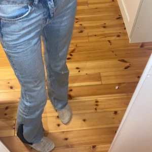 Jeans - Jättesnygga jeans!! Jag har sytt på det svarta själv men jeansen är egentligen från Gina Tricot. Jag har använt de några gånger men de har inte gått sönder.❤️❤️ De är Bootcut med lite lägre i midjan. 100kr+frakt
