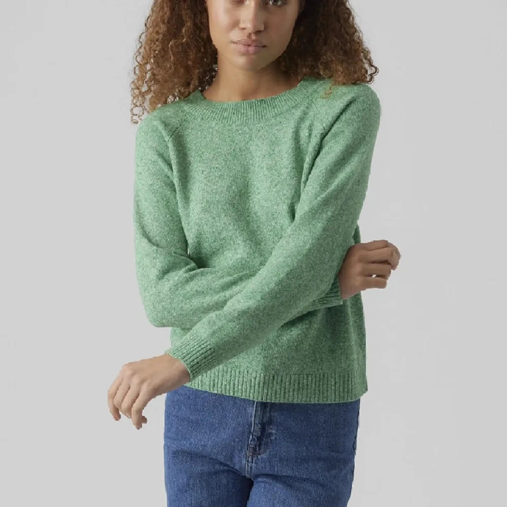Väldigt mjuk och stretchig tröja från Vera Moda som jag inte köpte för så länge sedan. Den är i nyskick och knappt använd!💕🙏tröjan är typ turkos grön . Stickat.