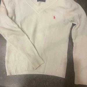 vit Polo Ralph Lauren tröja - Jättefin Raph Lauren tröja i perfekt skick och har inga defekter. priset går att diskutera