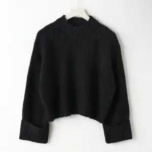 Säljer en jätte snygg svart stickad tröja från Gina då den inte kommer till användning. Den är i bra skick och köparen står för frakten 
