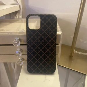 Malene Birger mobilskal  - Säljer detta så fina IPhone 12 mobilskal från Malene Birger💘 Knappt använt, färgen dark chokolate, ord-pris 300kr💖 Använd gärna KÖP NU💗