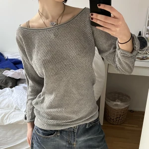 Grå nättröja - Jättecool grå nättröja som sitter fint. Väldigt speciell textur för att göra en outfit mer interessant. Köpt second hand men i jättebra skick. Priset kan diskuteras. Frakt tillkommer men kan annars mötas upp vid Medborgarplatsen i Stockholm. 