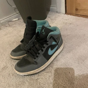 Nike Air jordan 1 - Säljer dessa skor då jag inte använder dom mera. Skosnöret får ni med såklart när ni köper.