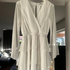 Studentklänning  - Fin vit studentklänning som jag använt en gång när jag själv tog studenten förra året ✨