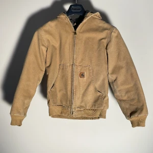 Carhartt jacka duck - Sjukt fet vintage Carhartt duck jacka som är sliten på helt rätt sätt! cond 7/10 men bättre skick ska de inte vara. går för ca 1400 på andra sidor SH. Lätt fodrad perfekt nu till våren. Om du vill ha fler bilder eller har några funderingar, hoppa DM!
