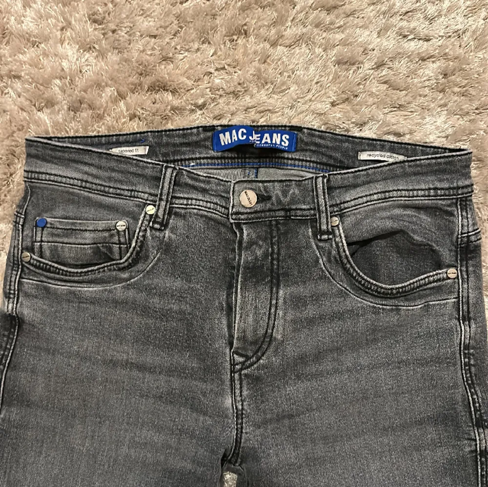 Ett par asfeta jeans från Mac. Det är slim/tapered fit och jag skulle säga att de passar som W29 L31 men på lappen står det W30 L32. Inga defekter och mycket bra skick.. Jeans & Byxor.