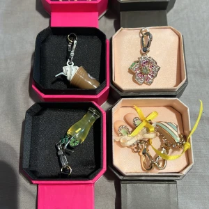 Fem Juicy Couture berlocker - Säljer fem fina berlocker från Juicy Couture. Samtliga är i fint skick. Tecken på användning finns på rosetten samt att den ena rosetten på bikini berlocken behöver knytas om. Sparsamt använda! 💕