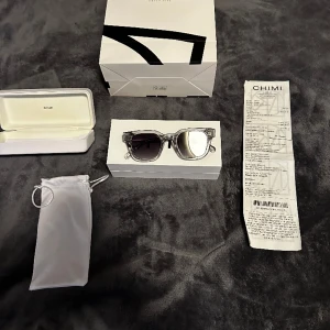 Chimi glasögon  - Jag säljer mina chimi glasögon i model 04 gray dem är bara andvända 4 gånger dem är i jätte bra skick har kvitto och lådorna kvar. Perfekt nu till sommaren 