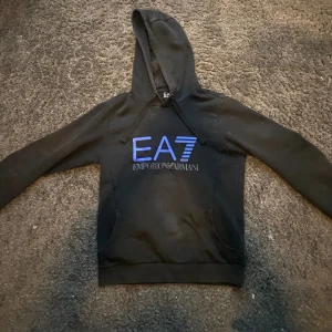 Armani hoodie - Skicket på tröjan är bra bara lite solblekt