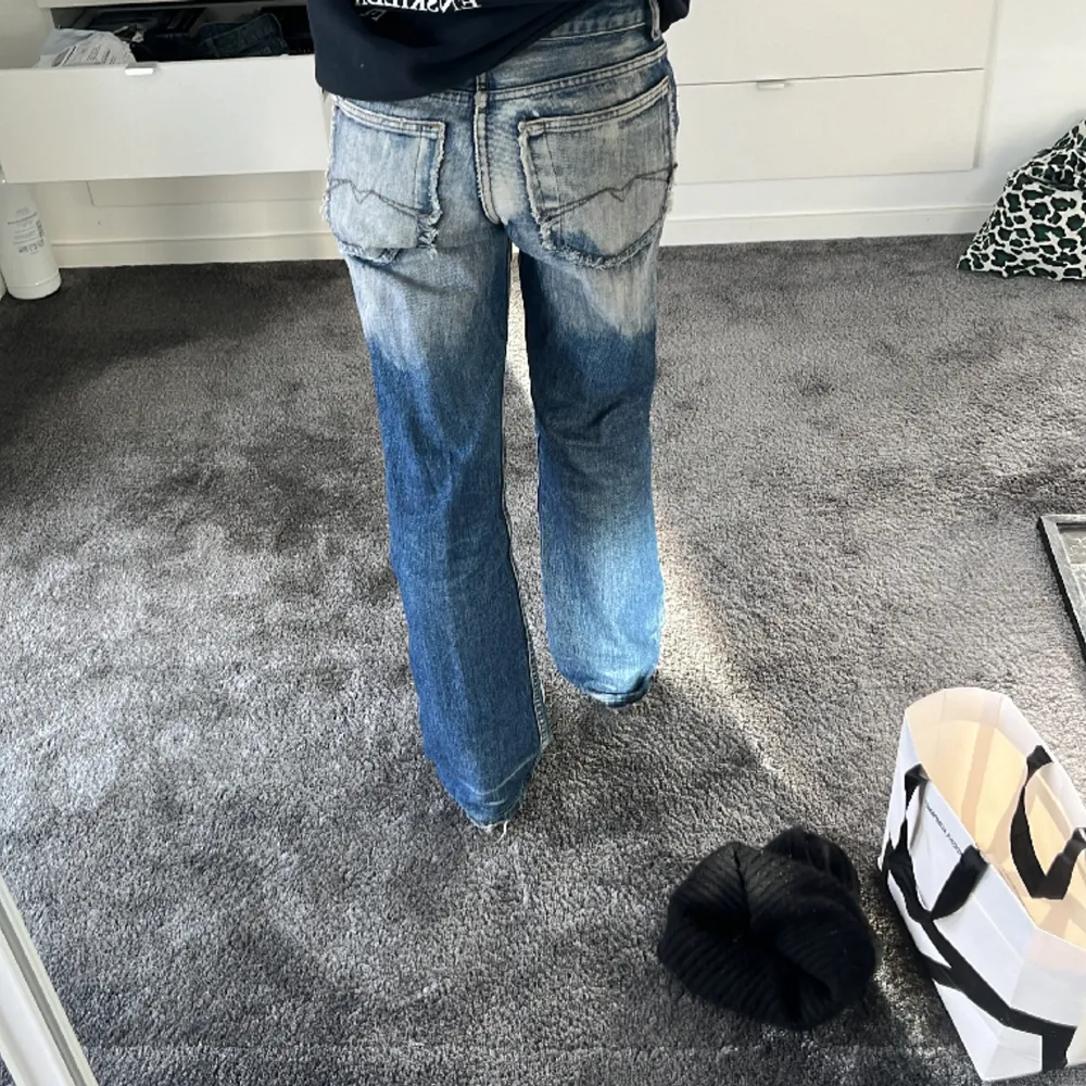 Så unika jeans från guess! Jag är 166, midjemått : 37cm tvärs över❤️. Jeans & Byxor.