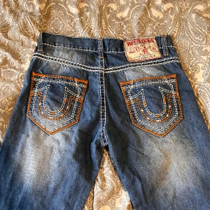 True Religion jeans  - Asballa True Religion jeans, vintage men jättefint skick!! Storlek W34 Midjemått: 44 cm rakt över Innerbenslängd: 83 cm