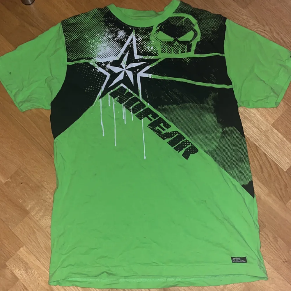 En neon grön No fear t-shirt som inte kommer till användning längre, använd 6-7 gånger för länge sedan men i väldigt bra skick! Storlek M i herr. T-shirts.